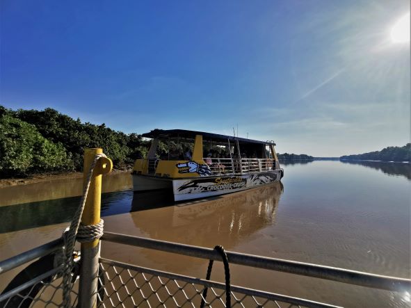 Darwin: Berry Springs, Jumping Crocodiles Cruise, Fogg Dam & Outback Pub 1 Day Minivan