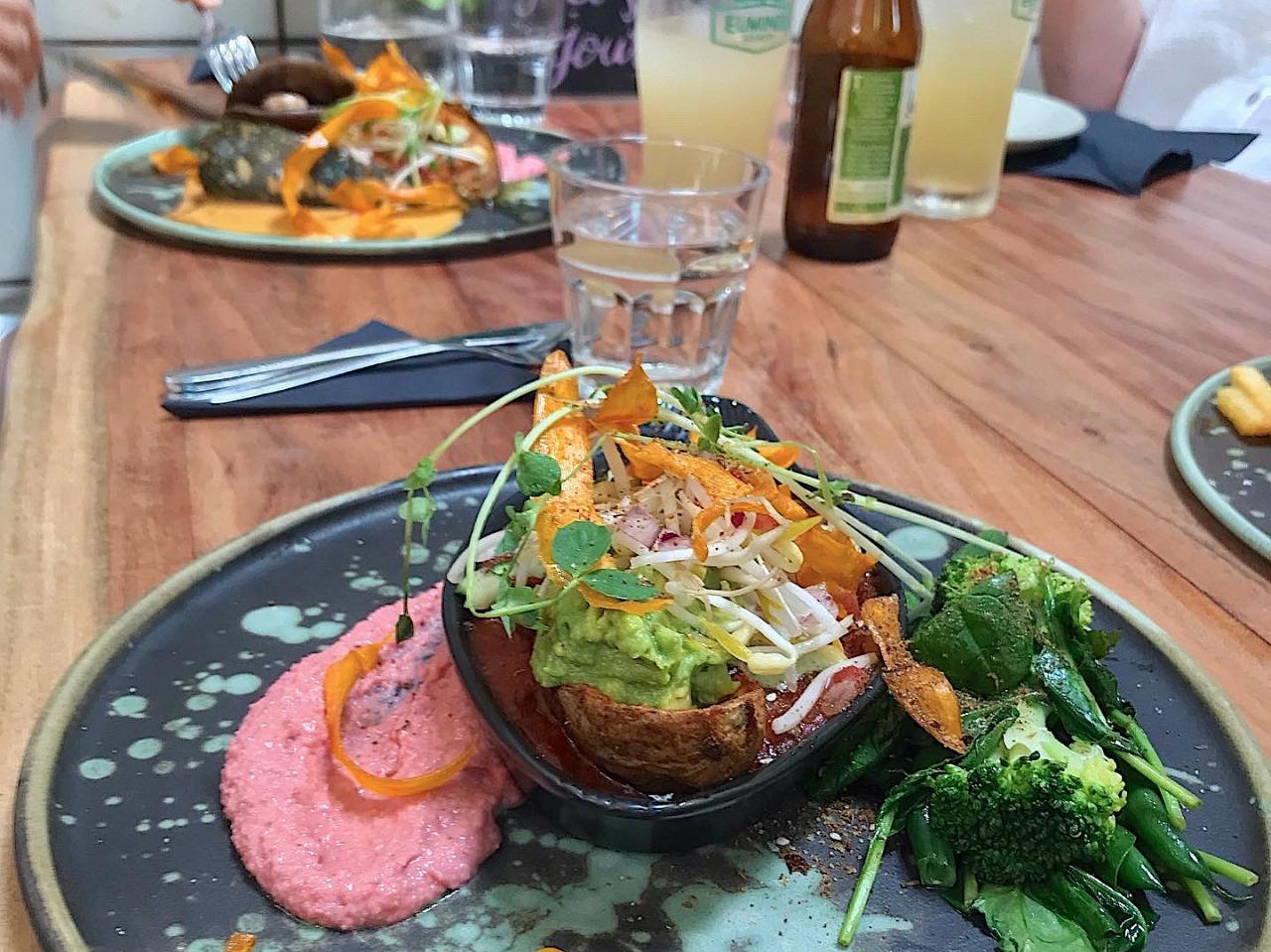 Noosa Hinterland Tour With Gourmet Lunch, Wine Tasting And Everglades Lake